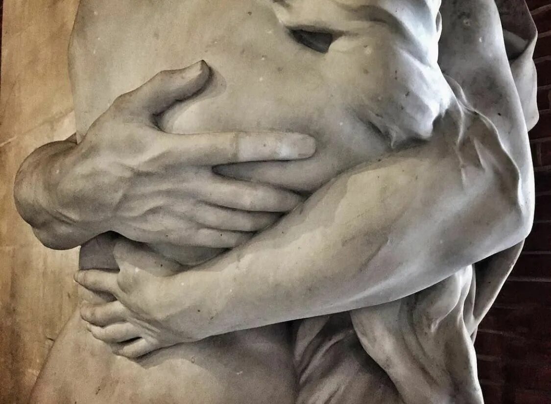 Скульптура поцелуй Микеланджело. Эстетика скульптур Микеланджело. Скульптура объятия. Мужские руки обнимают.