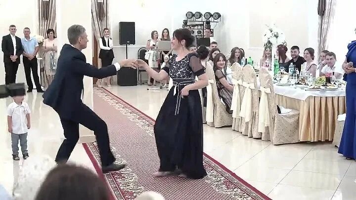 Танец жениха с мамой на свадьбе. Танец родителей на свадьбе дочери. Танец родителей на свадьбе сына. Танец с родителями на свадьбе. Танец родителей на свадьбе сына.