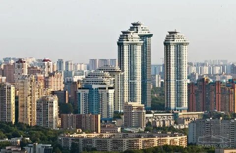 В городе много домов