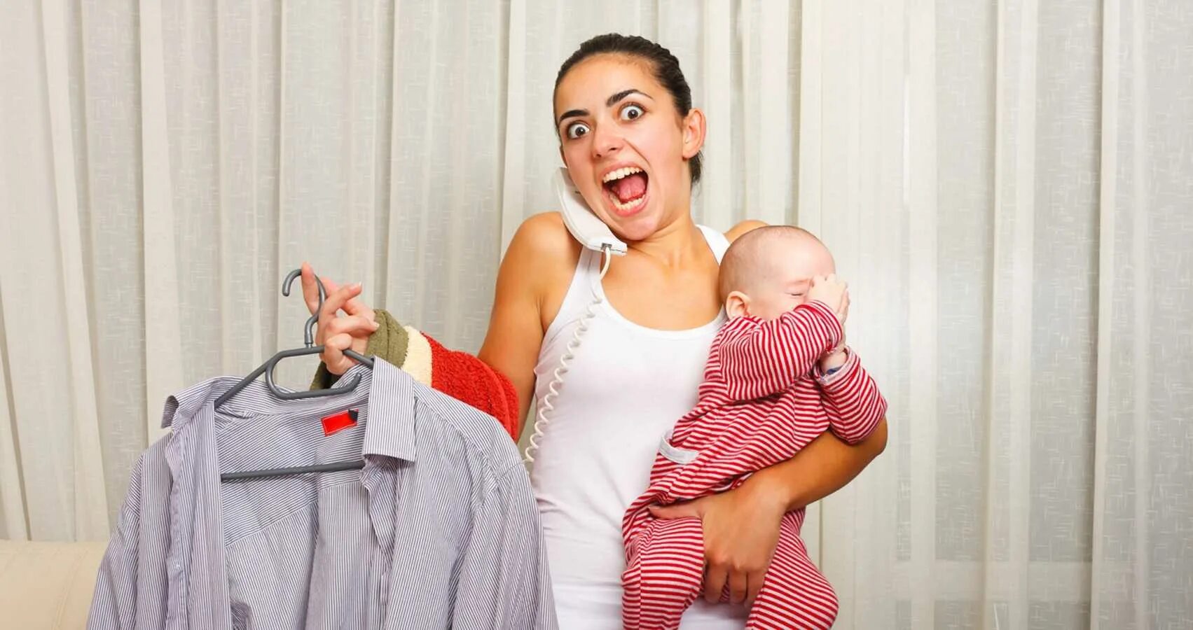 Замученная мама. Жизнь молодой мамы. Домохозяйка с детьми. Современная женщина с детьми. Игрушки для родителей детей.