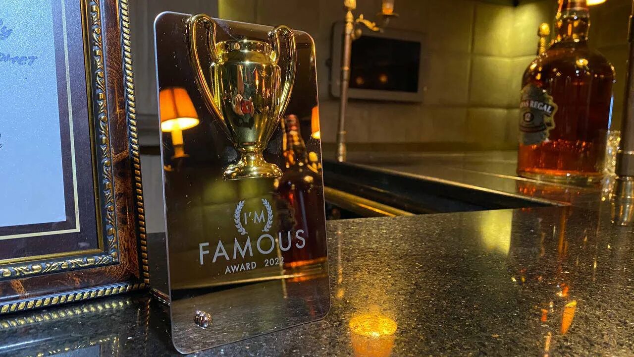 I m famous. Премии i&#039;m famous award.. благотворительная премия «i am famous». фото победителя премии.