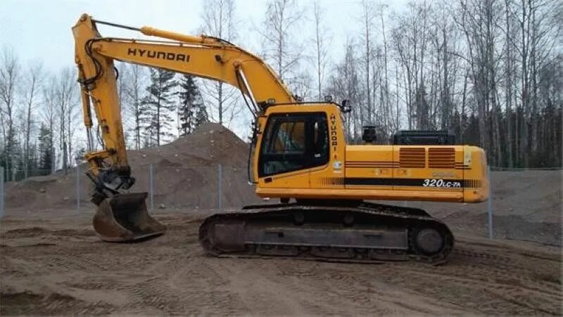 Машиниста гусеничного экскаватора вахта. Hyundai Robex 2900lc-7. Машинист экскаватора. Экскаватор на гусеничном ходу. Машинист гусеничного экскаватора.