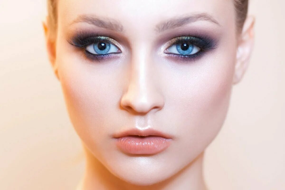 Макияж синий смоки смоки. Нюдовый смоки айс. Синий смоки айс для карих глаз. Макияж смоки айс для голубых глаз. Макияж смоки айс для голубых.