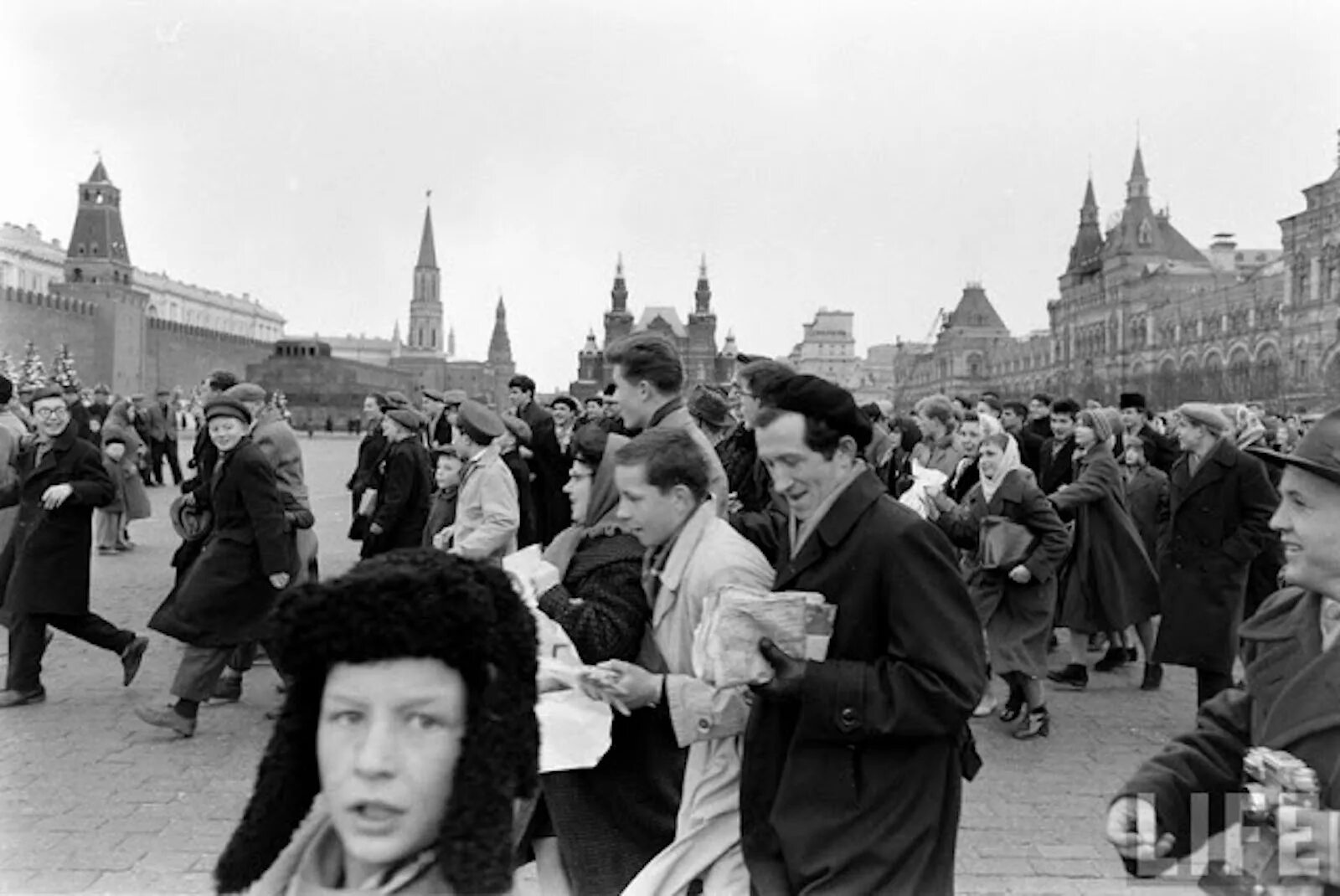 14 апреля 1961 года. Гагарин на красной площади 1961. Ликование на красной площади в честь полёта Гагарина 1961. Встреча Гагарина на красной площади. Встреча Гагарина в Москве после полета 1961.