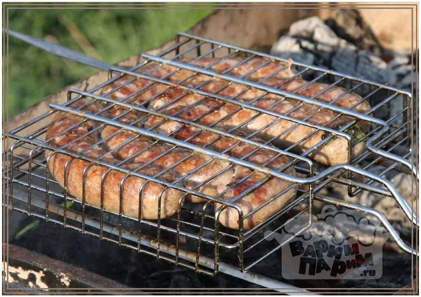 Сколько жарить купаты на гриле. Купаты на решетке. Решетка для колбасок на мангале. Решетка для сосисок на мангале. Купаты на мангале.