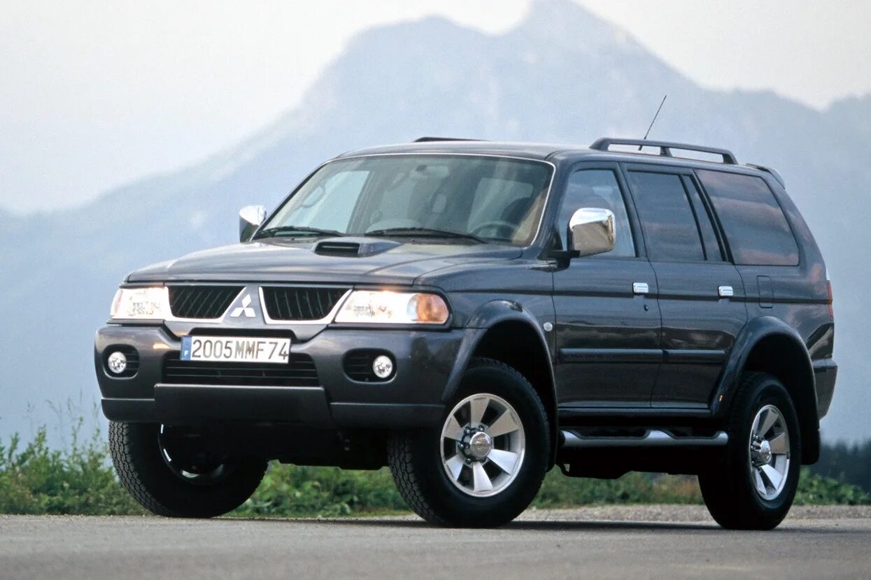 Митсубиси монтеро 1 поколение. Митсубиси Паджеро спорт 1. Mitsubishi Pajero Sport 2004. Мицубиси Паджеро спорт 2004. Паджеро спорт 2005.