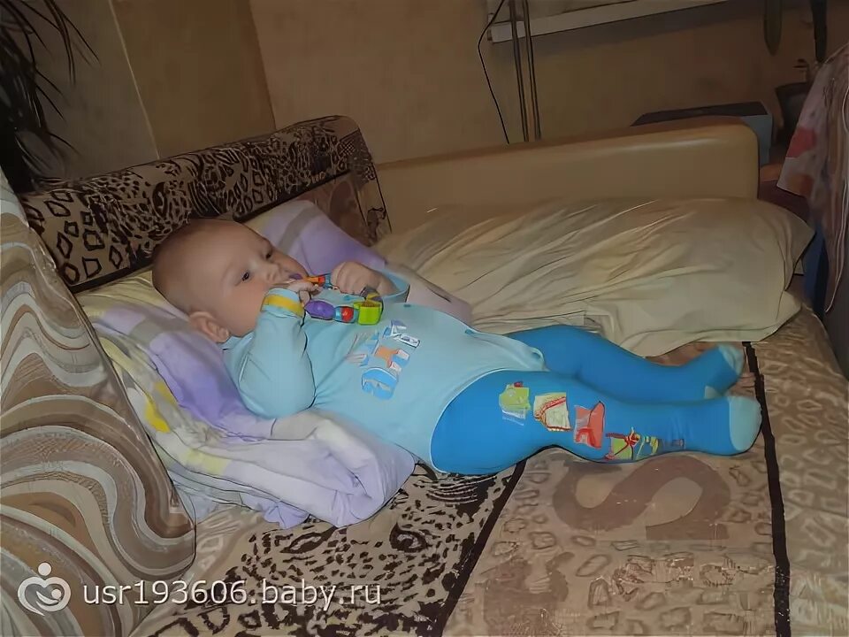 Присаживать ребенка в подушки. Присаживание мальчика в подушки. Присаживание ребенка в 5 месяцев мальчик. Сажание в подушки.