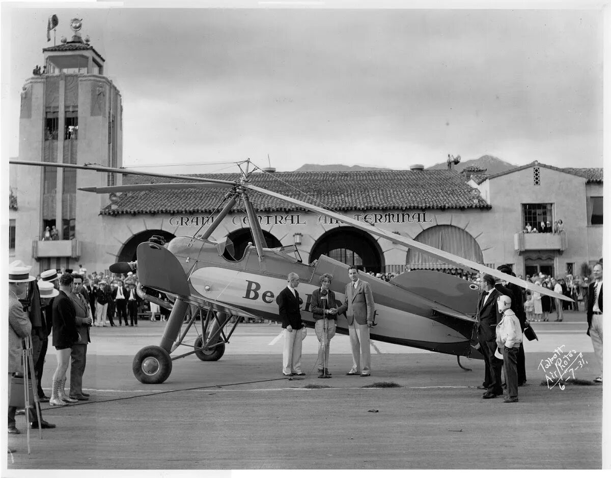 Lockheed 10 Electra Амелии Эрхарт. Питкэрн PCA-2. Lockheed 10 Electra Амелии Эрхарт взлетает. Amelia Earhart in Front of her plane. Early 30