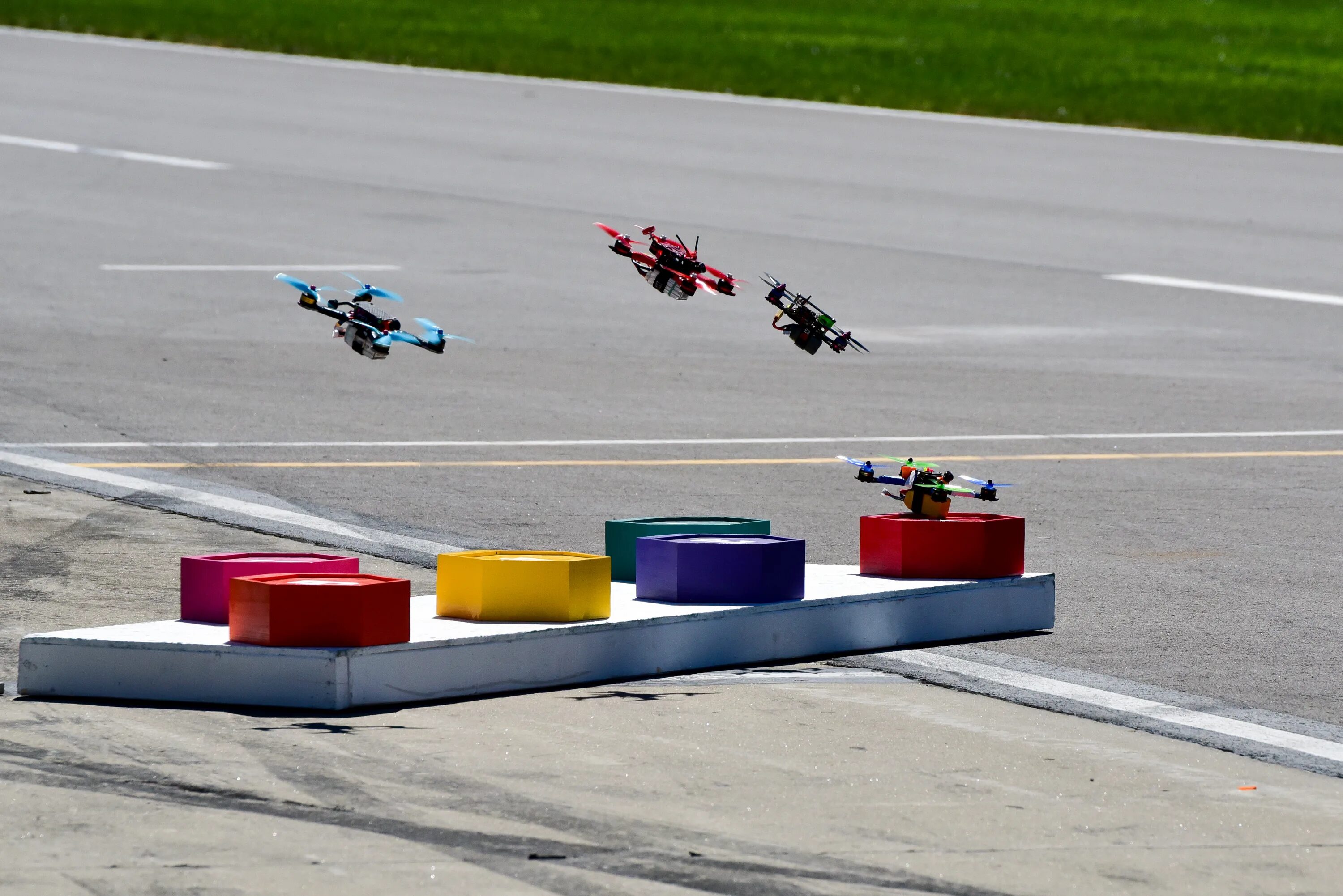 Гонки на квадрокоптерах. Гоночные квадрокоптеры. Квадрокоптер для соревнований. Соревнования для гонки дронов. Race drones.