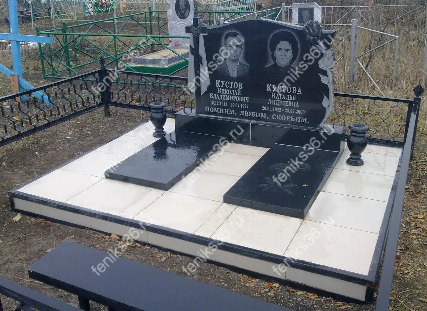 Надгробие на могилу для двоих. Памятник для родителей. Красивые памятники на могилу. Памятники двойные из гранита. Двойной вертикальный памятник.