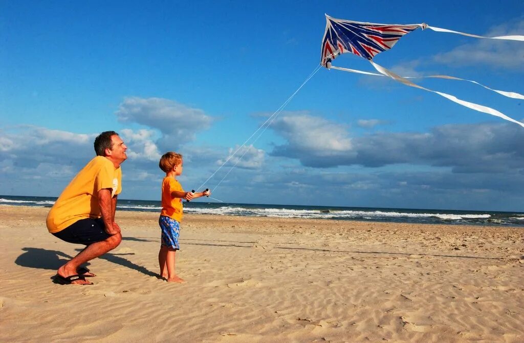 Fly holidays. Воздушные змеи на море. Мальчик с воздушным змеем а море. Семья воздушный змей. Воздушные змеи на пляже.