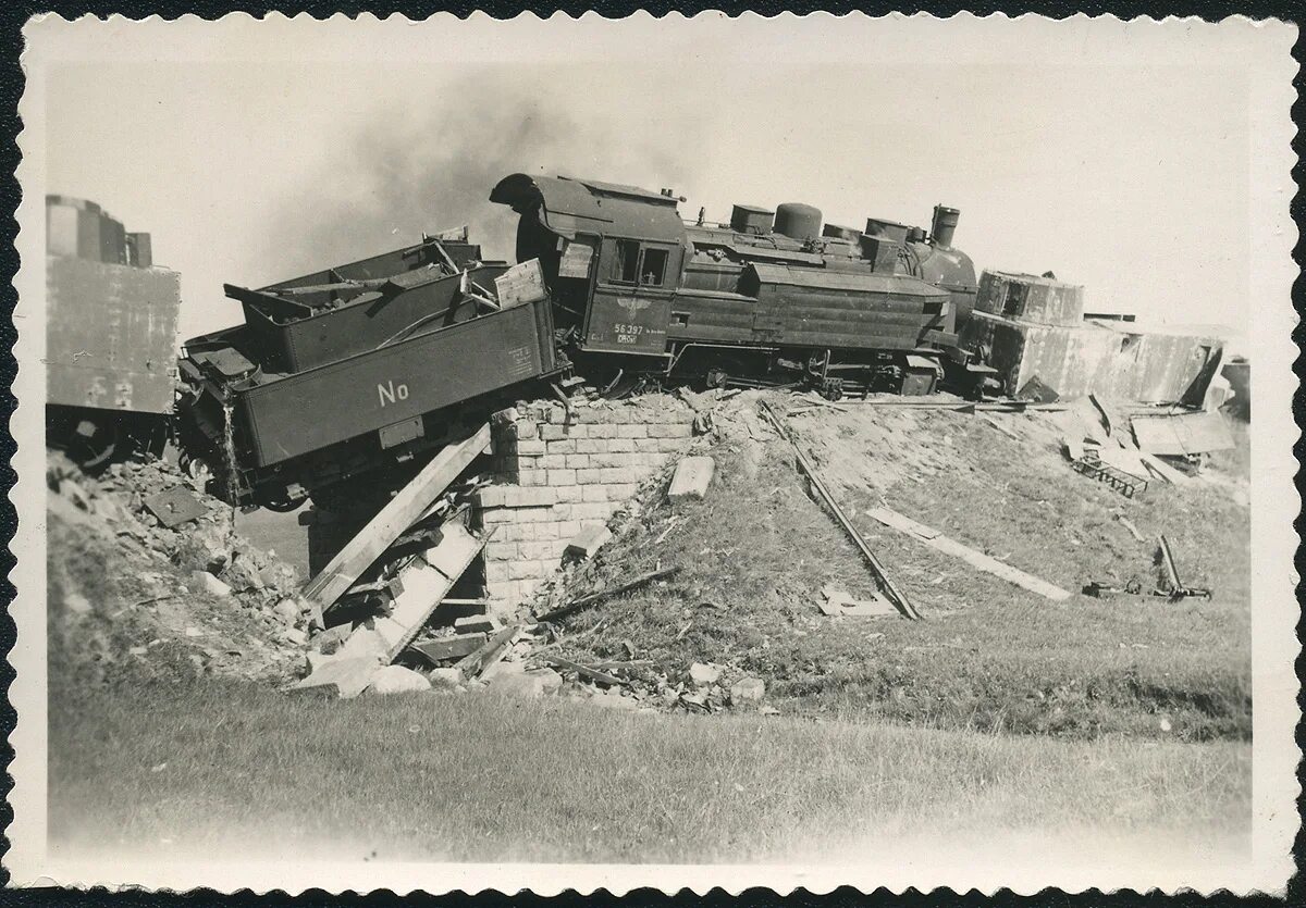 Бронепоезд железнодорожный 1941. Подрыв эшелона. Партизанская операция рельсовая война. Подрыв эшелона. Бронепоезд немецкий времен второй мировой войны.
