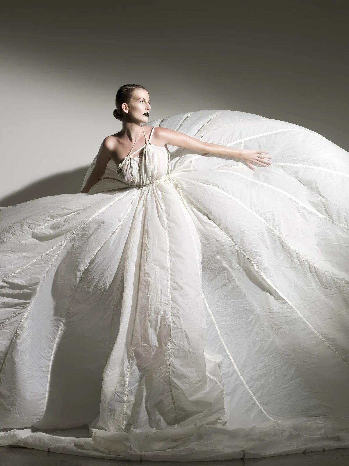 Платье парашют. Розовое платье на ветру. Свадебное платье из парашюта. Платье парашют. Платье парашют 2023.