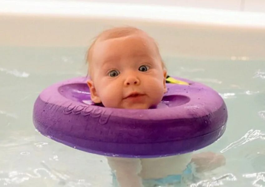 Круг на шею для купания новорожденных комаровский. Купание новорожденного с кругом. Купание с кругом на шее новорожденного. Купание грудничка с кругом на шее. Как одеть круг на шею новорожденному.