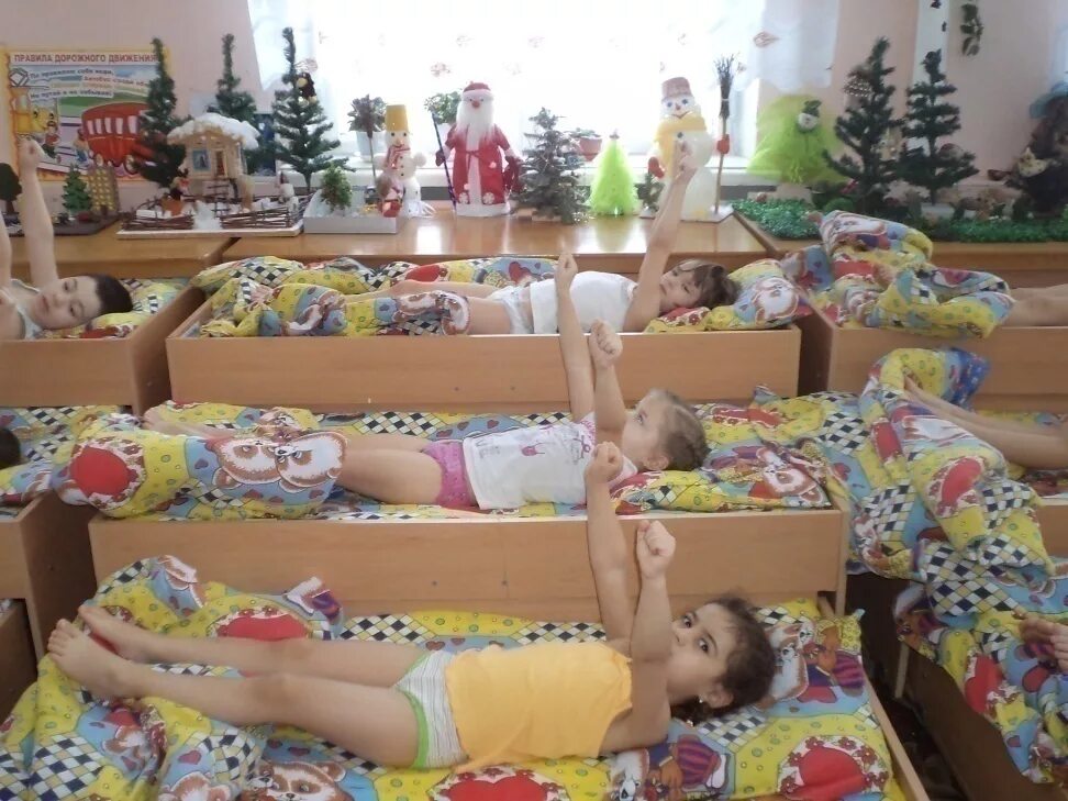 Разбудить ребенка утром. Ребенок просыпается утром. Утреннее пробуждение ребенка. Подъем утром. Подъем детей в саду.