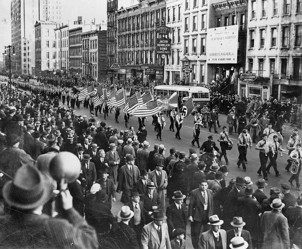 Парад нацистов в Нью Йорке 1939. Парад германо-американского Союза в Нью-Йорке 30 октября 1939 года. Парад фашисты Нью Йорк. Парад фашистов в США 1939. Фашистские митинги