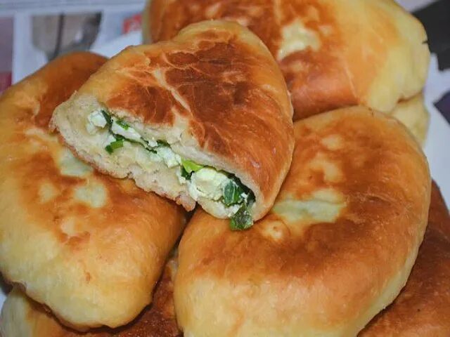 Пирожки с рисом и яйцом рецепт жареные. Пирожки с луком и яйцом жареные. жapeныe пиpoжки c зeлeным лукoм и яйцoм. пирожки с рисом и яйцом жареные. пирожки с рисом и зеленым луком.