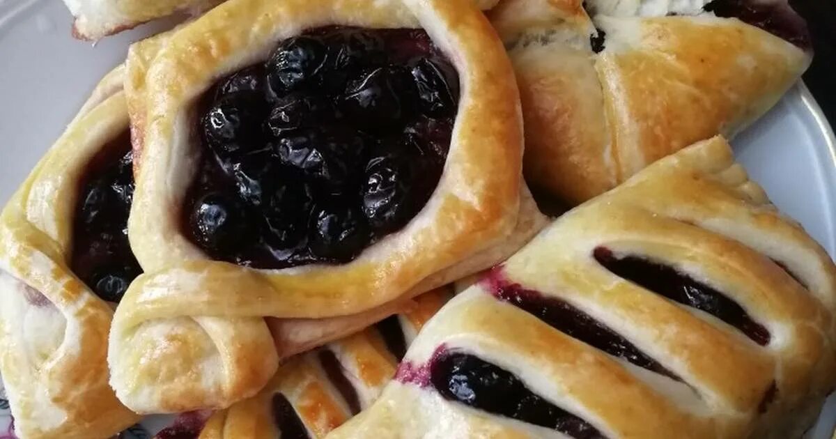 слоеное тесто с вареньем. слоеное тесто с джемом. слойки с джемом. слоеное тесто с вареньем. что приготовить из слоеного теста и варенья.