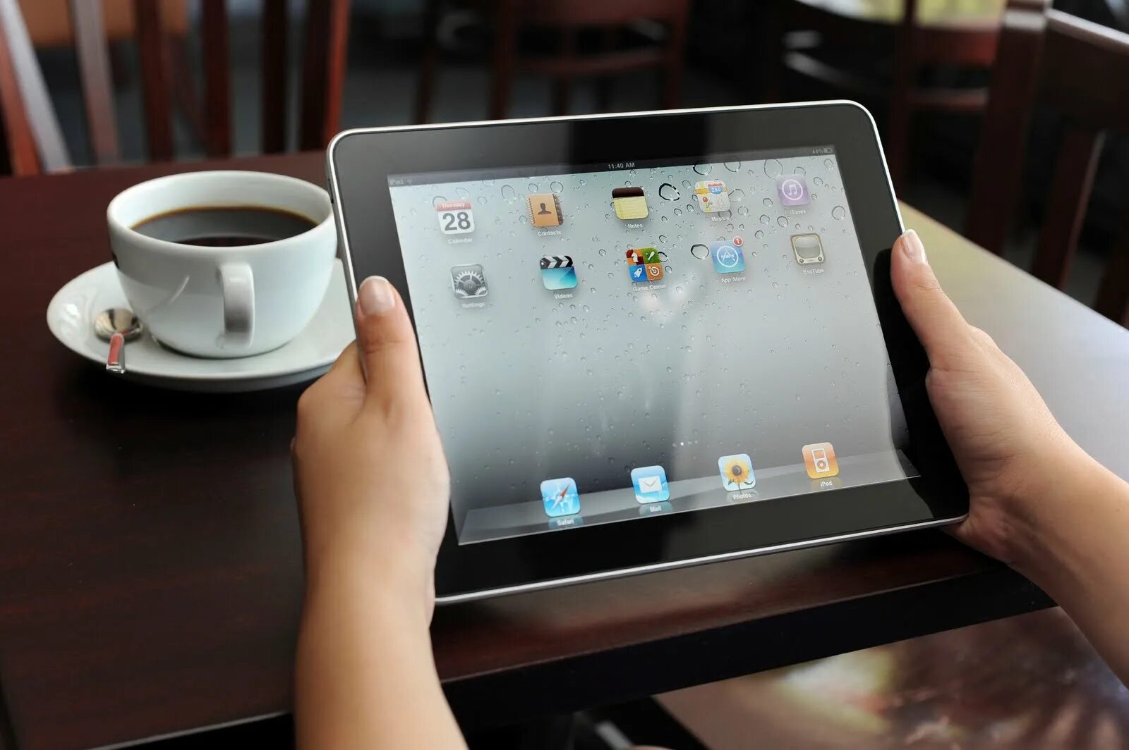 Интернет через айпад. Ipad 15 дюймов. планшет на столе. планшет в руках. красивые айпады.