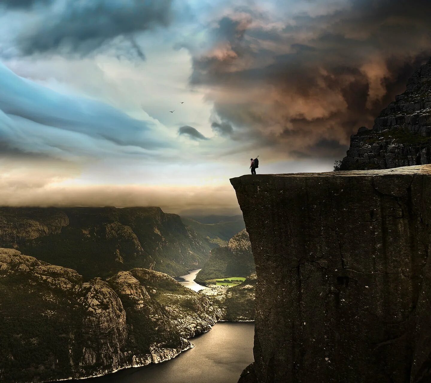 Скалы в тумане. Обрыв. Красивые леса. Обрыв темный. Обрыв темный.