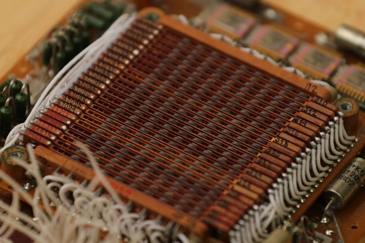 Ферритовое запоминающее устройство 5 букв сканворд. Память на ферритовых сердечниках. Память на магнитных сердечниках. Ферритовое запоминающее устройство 5 букв сканворд. Ферритовое запоминающее устройство 5 букв сканворд.