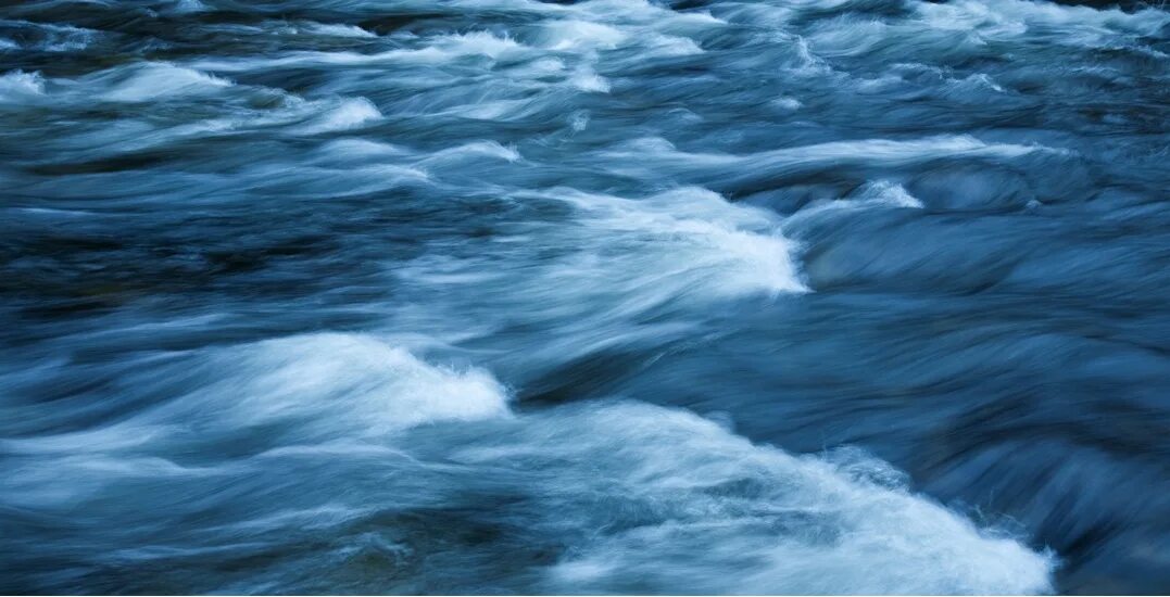 Включи течение воды. Водоворот Сальстраумен. Течение воды. Эффективное течение воды. Звук течения воды.