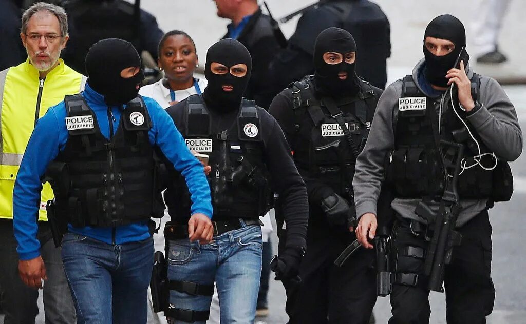 Спецслужбы франции. Французская полиция. Raid полиция Франции. Национальная полиция Франции. Спецназ полиции.