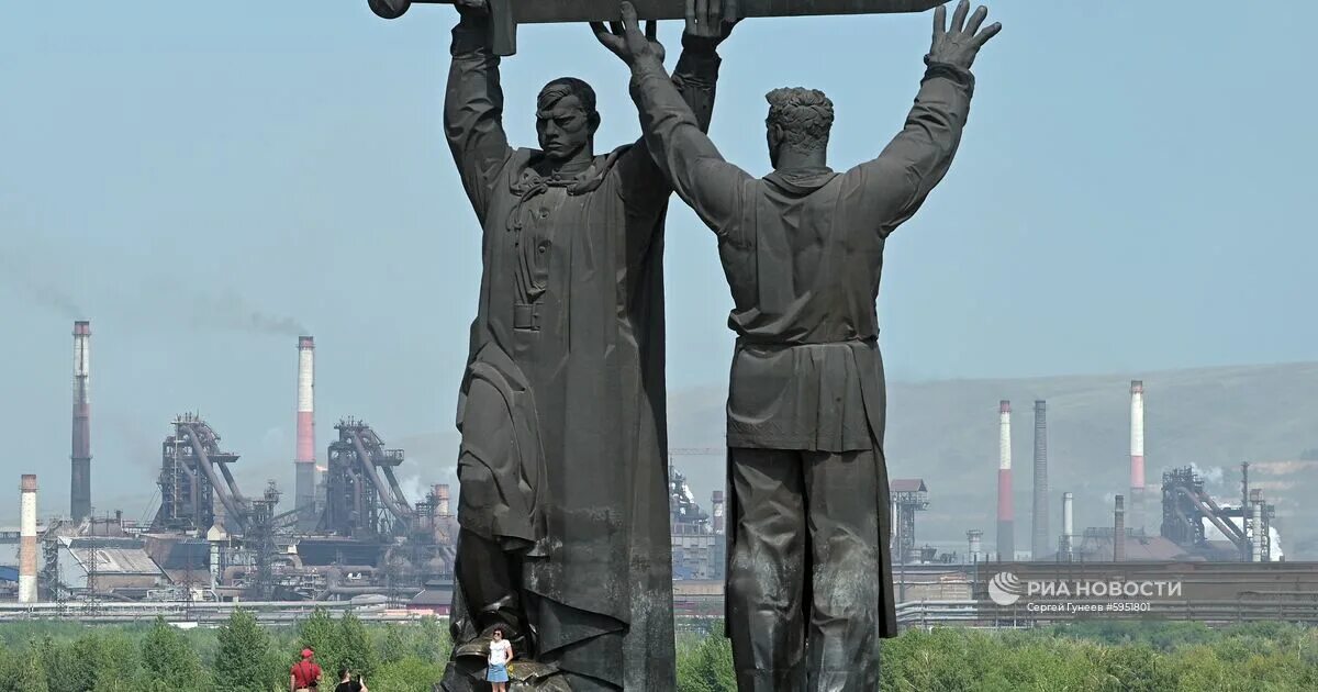 Магнитогорск монумент. Монумент тыл фронту в магнитогорске. памятник «тыл — фронту» в магнитогнрске. «тыл — фронту» в магнитогорске. архитектор.