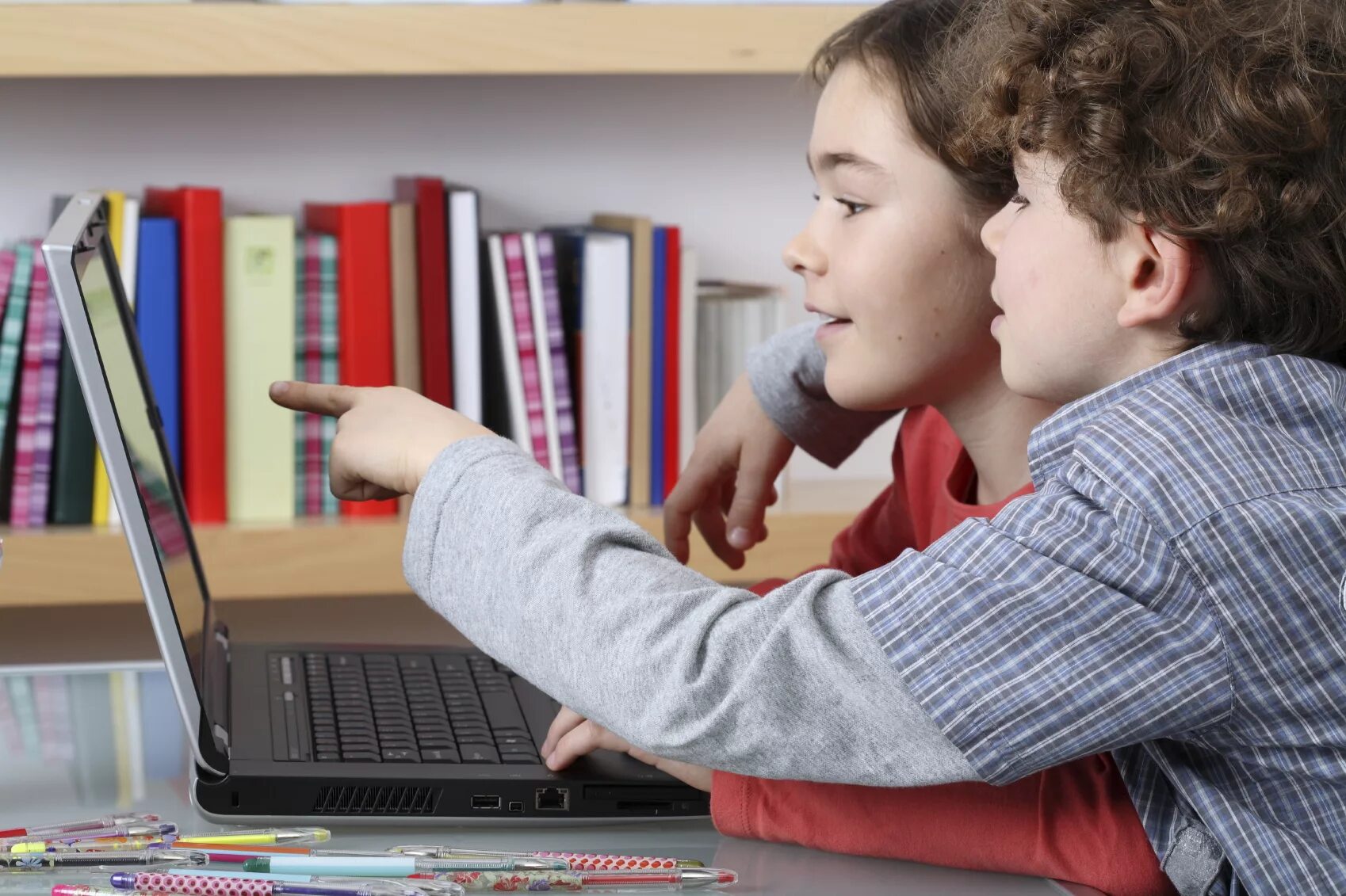 Домашнее обучение в школе по желанию родителей. Домашнее образование. Ребенок за компьютером читает. Родители учат детей за компьютером. Ребенок учится за компьютером.