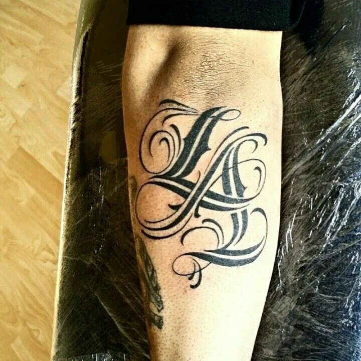 Монограмма. Инициалы для тату буквы. Татуировки с буквой д для девушек. Монограммы букв. Тату буква а.