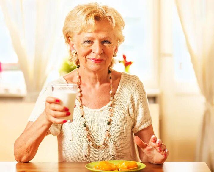 Иммунитет пожилого человека. Дама в элегантном возрасте обедает. Пожилая женщина завтракает. Две пожилые женщины ужинают. Женщина средних лет завтракает открытки.