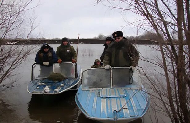 Лодка рыбнадзора. Рыбоохрана зимой. Катер рыбоохраны. Рыбнадзор зимой. Запрет на ловлю с лодки