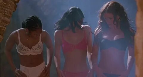 Кэтлин Робертсон в нижнем белье из фильма "Очень страшное кино 2"...