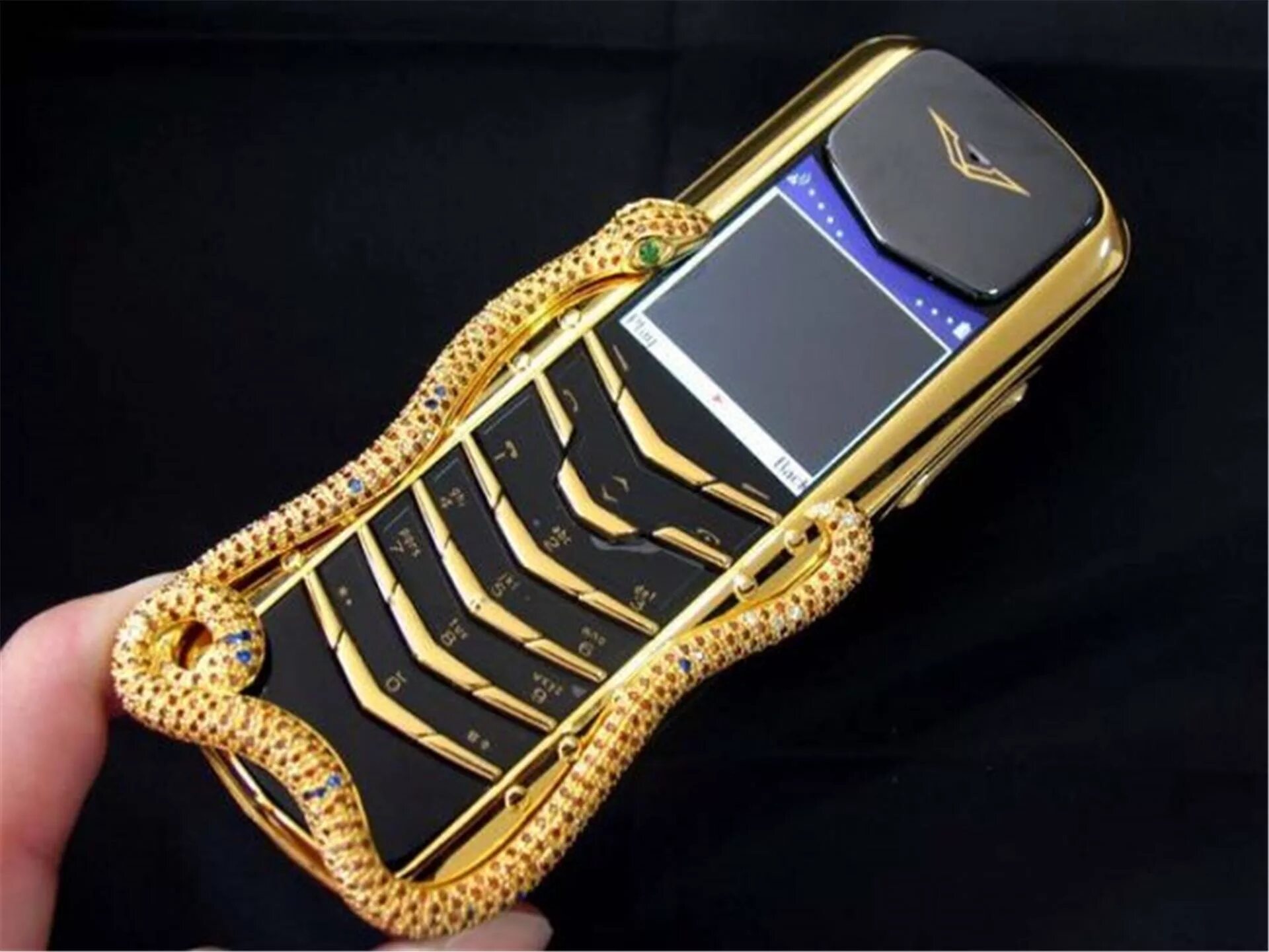 Четкие телефоны. Vertu Boucheron Cobra. Телефон Vertu Signature Cobra. Vertu Signature Diamond. Vertu Signature Boucheron Cobra.