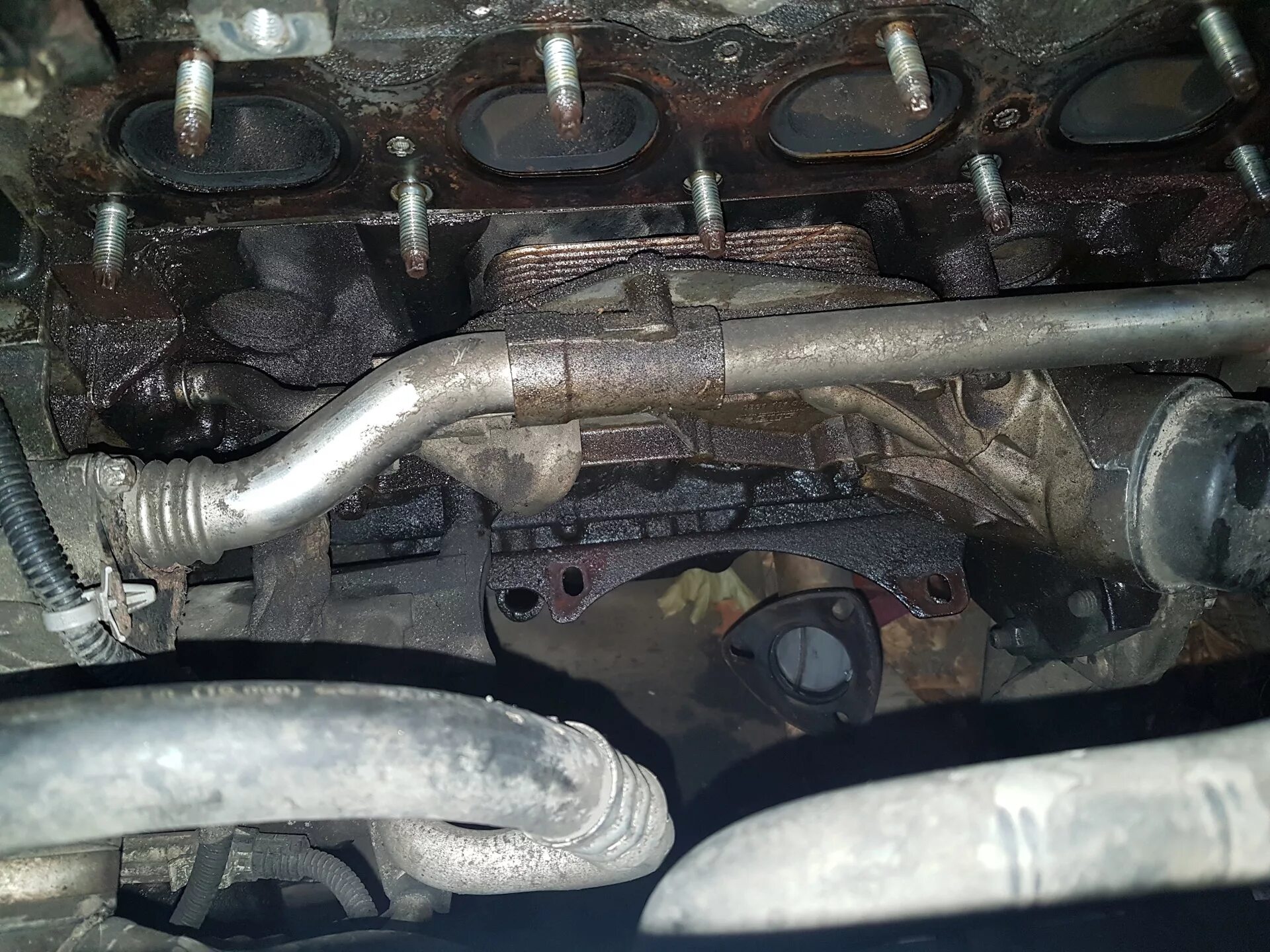 Масло в впускном коллекторе причины мазда сх5. Течь масла из под коллектора 2106. Выпускной коллектор bfq. Выпускной коллектор кайрон 2. Шпильки коллектора 4g63.