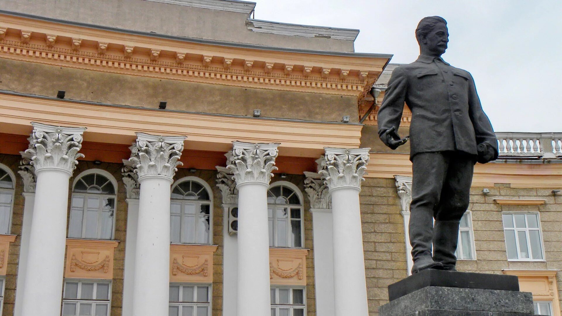 Орджоникидзе работает. Памятник серго орджоникидзе. серго орджоникидзе памятник цфа. памятник орджоникидзе уфа. площадь серго орджоникидзе уфа.