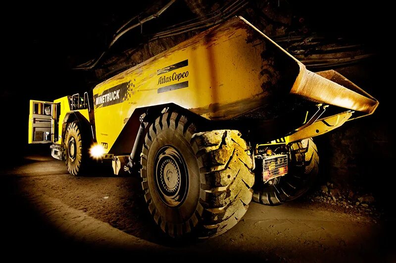 Шахтный автосамосвал sandvik. Автосамосвал caterpillar ad30. Подземный самосвал caterpillar ad30. Моаз 75054-22. Underground mining.
