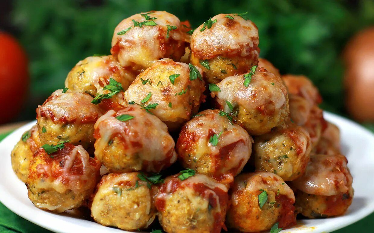 Сочные куриные тефтели. Тефтели. куриные фрикадельки. мясные шарики с зеленью. день фрикаделек.