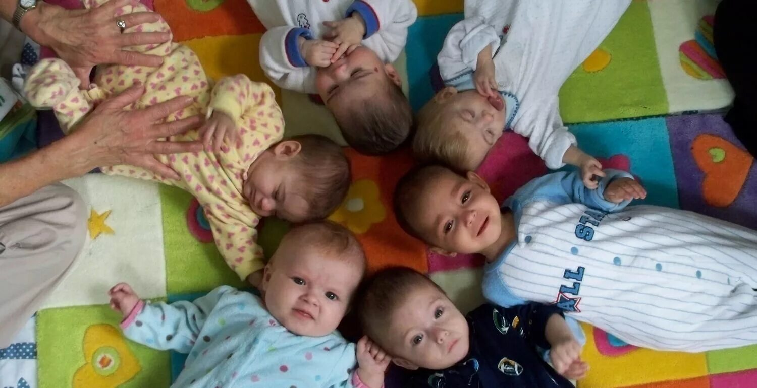 Как дома заберет ребенка. Дети в доме малютки. детский дом дом малютки. усыновить ребенка. малыши из детского дома малютки.
