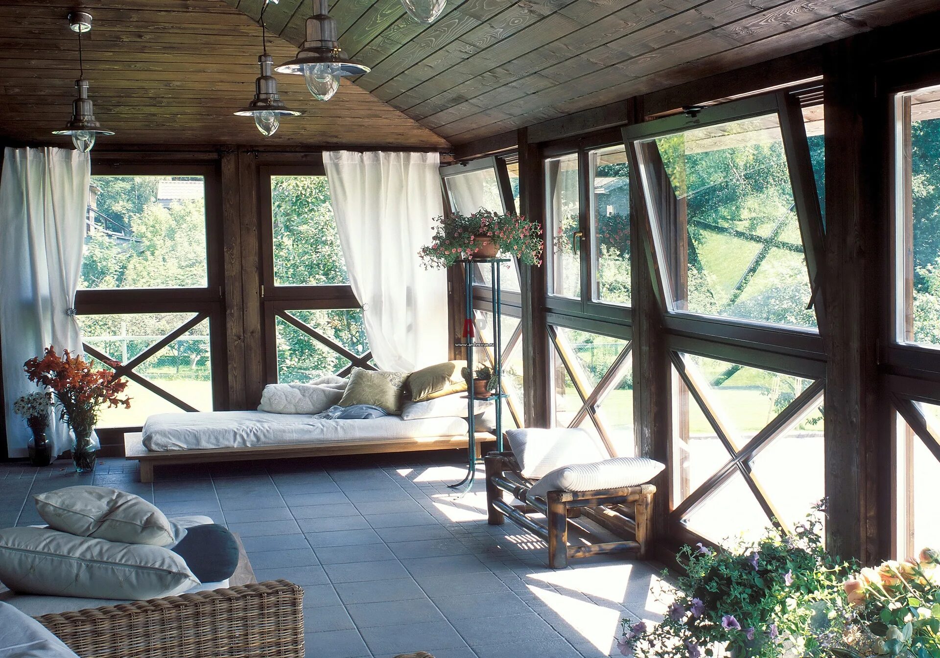 экостиль веранда. обустройство террасы. интерьер веранды на даче. крыша открытой веранды. терраса к дому.