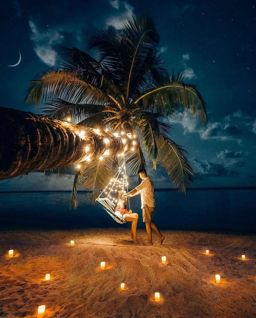 Доброй ночи романтично. Остров Ваадху Мальдивы. Пляж ночью. Под пальмой. Романтичное место.