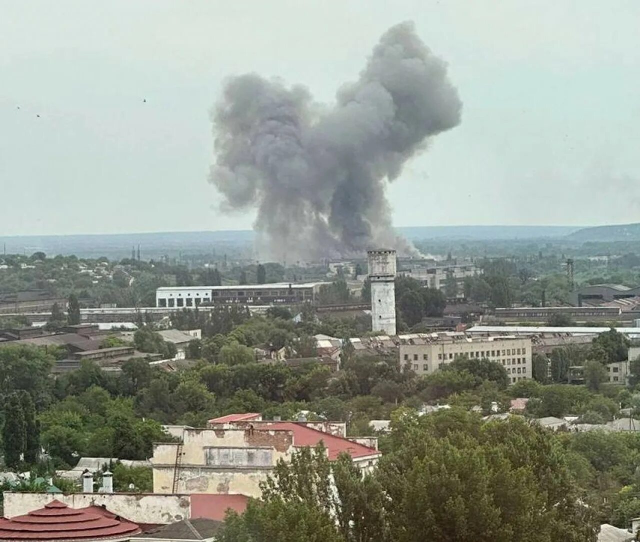 Луганск обстрел завода. Лввауш луганск. Луганск куда прилетело. Луганск куда прилетело. Завод пархоменко луганск.