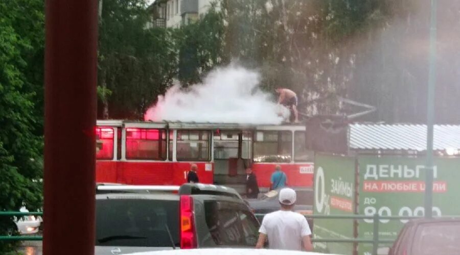 Какими цветами горел трамвай 19. Молния ударила в трамвай. молния попала в трамвай. горит трамвай бийск. молния ударила в бийске.