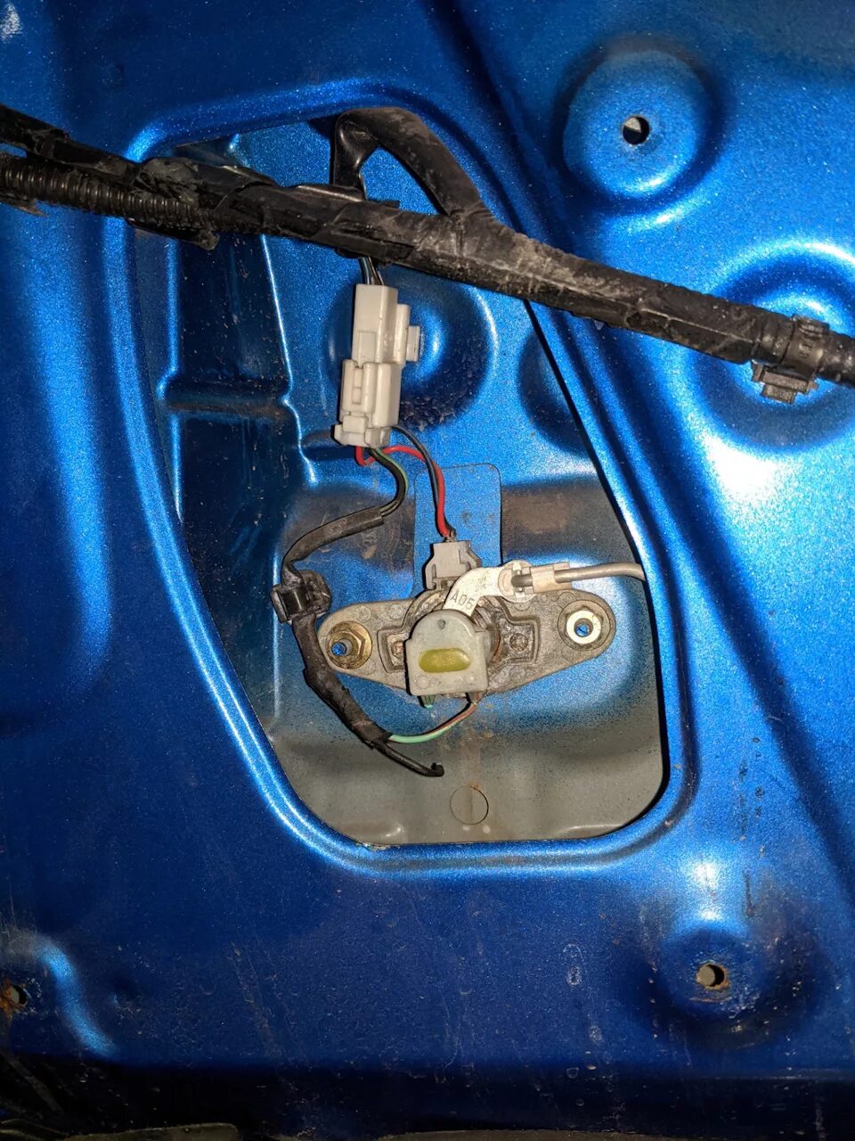 Центральный замок мазда 3 bk 2006. Центральный замок мазда. Замок водительской двери мазда 3 bk. Замок двери передней левой мазда 3 бк 2005. Замок передней водительской двери мазда 3 2006.