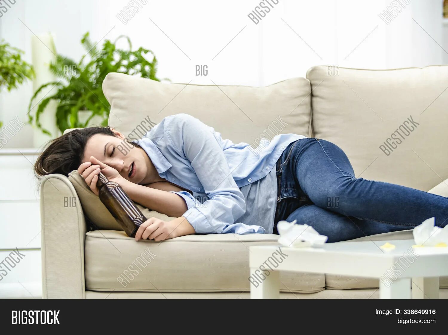 Sleep drink girl. Chronical alcoholism. Binge drinking vs alcoholism. Sleep drink girl. Картинки пьяных девушек.