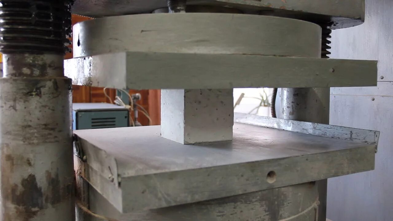 Приспособление для испытания на изгиб бетонных балочек c106. Испытание бетона. Пресс для испытания бетона. Испытание бетона на прессе. Изгиб бетона