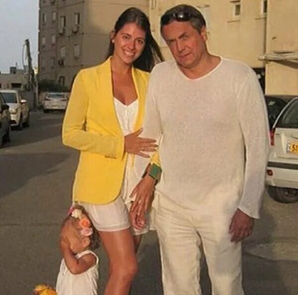"Развелся с третьей женой, хотя она была моложе его на 26 лет. Чувствует вину". 