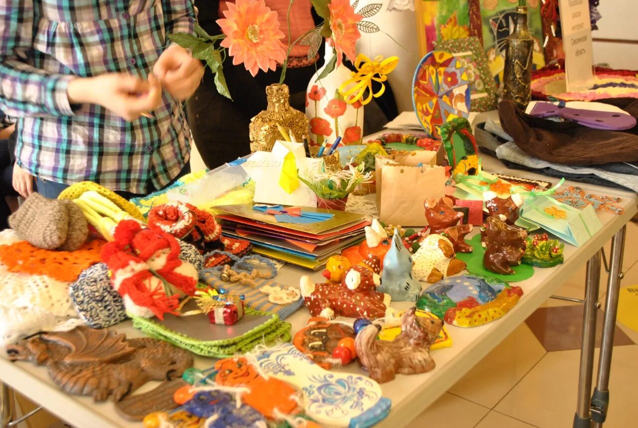 Поделки на школьную ярмарку. Выпечка для школьной ярмарки. Сладости на школьную ярмарку. Стол на школьную ярмарку. Что можно на школьную ярмарку.