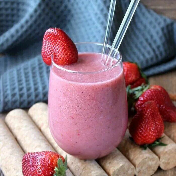 Strawberry Smoothie 3000 тяг. Смузи. Клубничный смузи. Молочный смузи клубника. Роды смузи