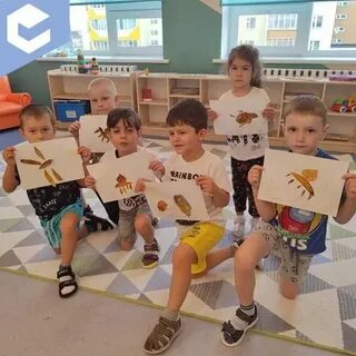 Яркими красками листья сверкают ветер